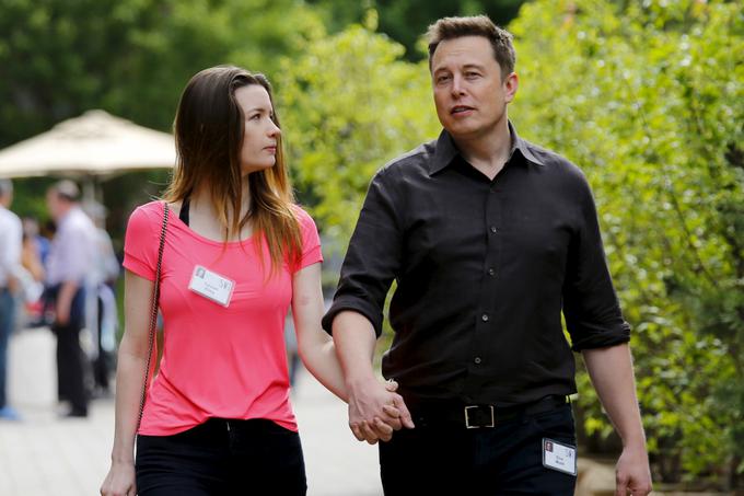 Pred skoraj natanko enim letom se je Elon Musk razšel tudi s prejšnjim dekletom, igralko Amber Heard. Za Muskom sta sicer že dva neuspešna zakona: med letoma 2000 in 2009 je bil poročen s Kanadčanko Justine Wilson, od leta 2010 do 2012 pa z britansko filmsko igralko Talulah Riley (na fotografiji ob Elonu Musku).  | Foto: Reuters