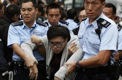 Oblasti v Hongkongu začele odstranjevati protestnike z ulic