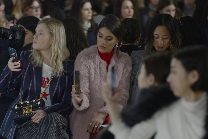 V prvih vrstah sedi vedno več modnih blogerk. | Foto: Getty Images