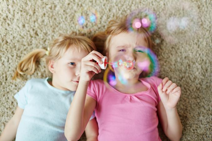 otroci, deklici, milni mehurčki | Foto: Shutterstock