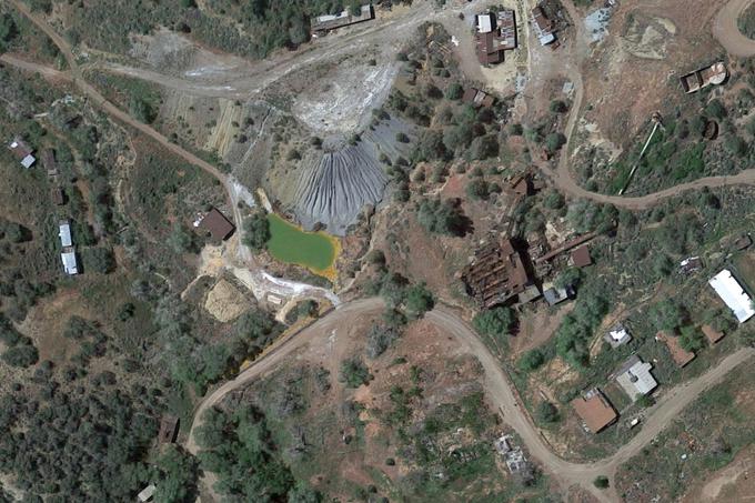 Satelitska slika Nove Idrije, ki je bila posneta v začetku januarja, razkriva, da so tamkajšnje vode še vedno obarvane rumeno, večina poslopij pa je razdejana oziroma v zelo slabem stanju.  | Foto: Google Zemljevidi