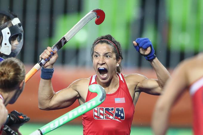 Ne, ni napadla nobenega. Ameriška igralka v hokeju na travi Melissa Gonzalez se je na takšen način razveselila gola proti Japonski. | Foto: Getty Images