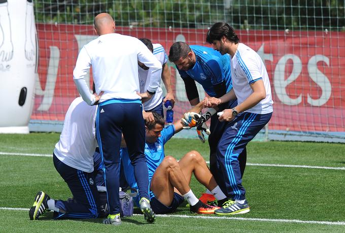 Klubski sodelavci so mu pomagali vstati, poleg je bil tudi trener Zinedine Zidane. | Foto: 