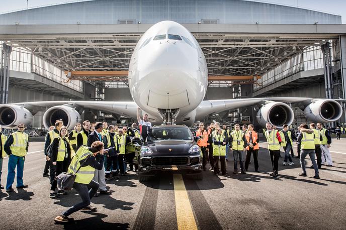 Porsche Cayenne vlekel Air Franca Airbus A380 - rekord | Foto Porsche