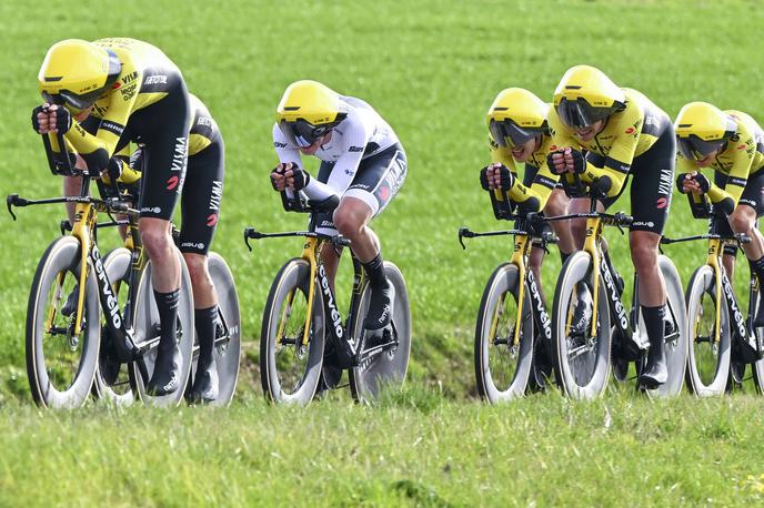 Visma Lease a Bike čalada | Nizozemci trdijo, da nova kronometraska čelada Giro Aerohaed ll upošteva vse smernice Mednarodne kolesarske zveze. | Foto Guliverimage