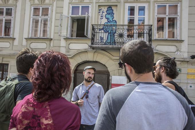 Vodeni ogled grafitovv Ljubljani se začne vsak dan ob 14. uri pred vodnjakom pri glasbeni akademiji. Dveurni pohod se konča v Metelkova mestu. | Foto: Matej Leskovšek
