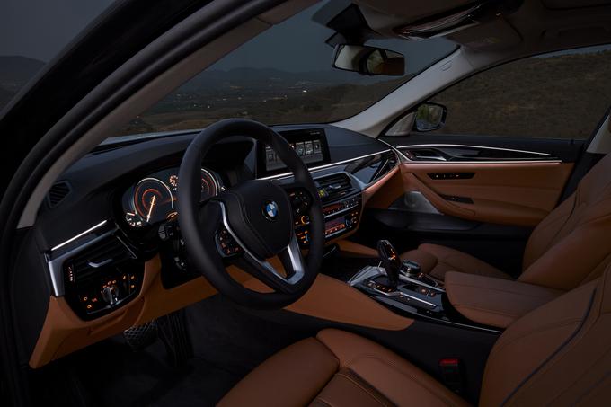 Nov koncept notranje akustike vključuje blažilce zvoka, ki so vgrajeni na stropni oblogi, in akustično zasteklitev vetrobranskega stekla. Električna nastavitev sedeža z uporabo senzorjev, občutljivih na dotik. Dodatni multifunkcijski sedež z 20 zračnimi prekati pa nudi osem masažnih programov. | Foto: BMW