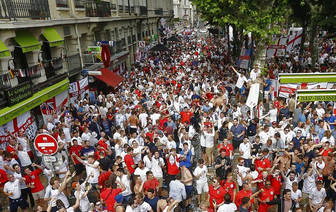 Ulice St. Etienna, mesta z okrog 180 tisoč prebivalci, so med Eurom preplavili tudi angleški navijači. | Foto: Reuters