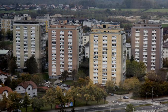 Rabljena stanovanja bi morala biti na kvadratni meter med 400 in 500 evrov cenejša od novih stanovanj. Ker pa teh v Ljubljani kronično primanjkuje, je razlika med starimi in novimi nižja. | Foto: Ana Kovač
