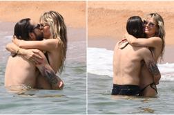 Strastni poljubi na plaži: zvezdniškemu paru ni mar za poglede #foto