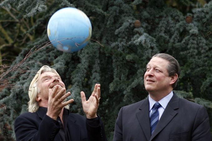 V družbi nekdanjega kandidata za predsednika ZDA in velikega okoljevarstvenika Ala Gora je Richard Branson leta 2007 ponudil 25 milijonov dolarjev posamezniku ali podjetju, ki bo izumilo tehnologijo za odvajanje ogljikovega dioksida iz ozračja. Leta 2011 je bilo na natečaju z imenom Virgin Earth Challenge izbranih 11 finalistov, ki se še vedno potegujejo za nagrado.   | Foto: 