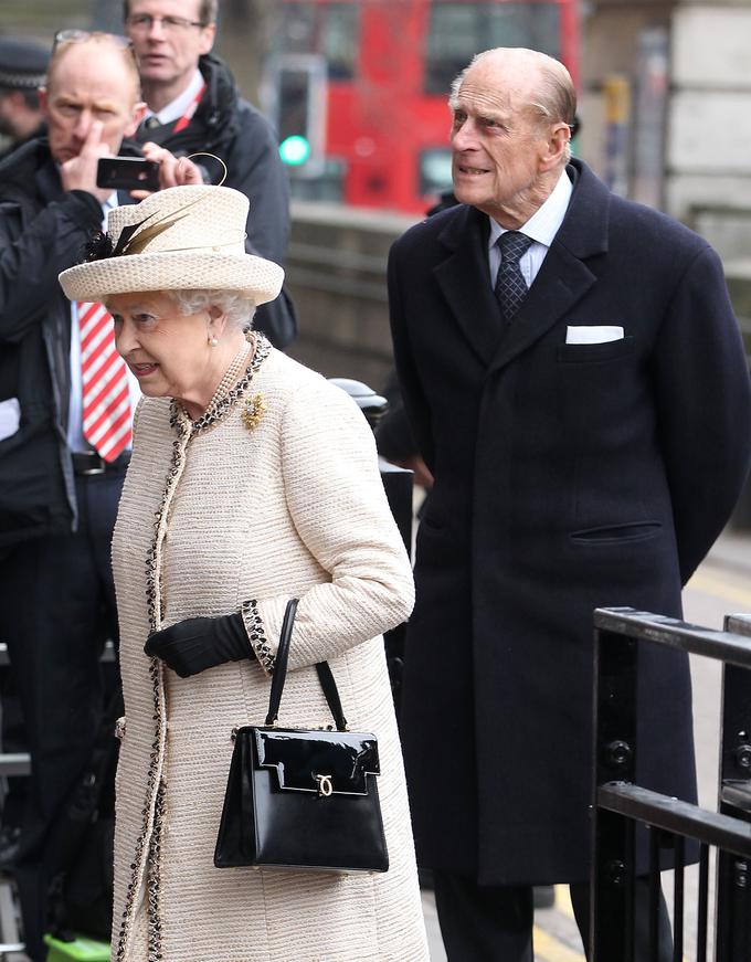 Kraljica obožuje torbice znamke Launer. Tale na fotografiji stane 1.955 evrov. | Foto: Getty Images