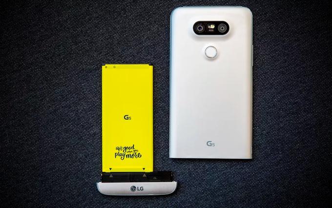 LG G6 je oblikovno sicer korak nazaj v primerjavi s predhodnikom LG G5. Ta je imel modularno zasnovo, kar pomeni, da je bilo nekatere njegove komponente, na primer baterijo in fotoaparat, mogoče odstraniti in jih nadomestiti z drugimi oziroma boljšimi. LG-ju eksperiment ni uspel, saj se zadeva pri uporabnikih ni prijela - modulov, ki jih je bilo mogoče pritrditi na telefon, je bilo premalo in bili so predragi.  | Foto: LG Display