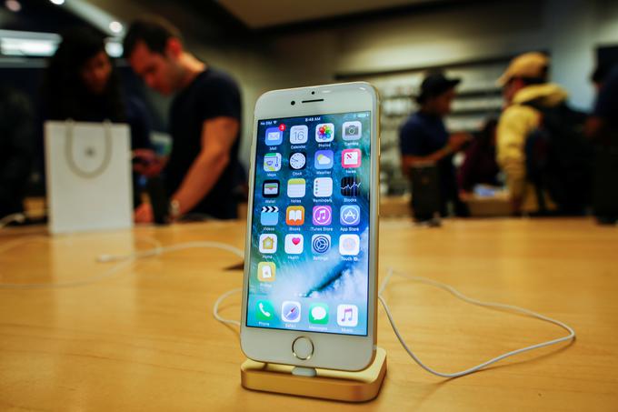 Ob iPhonu 8, ki bo čisto nova naprava, bo Apple po poročanju več virov izdal tudi klasična naslednika trenutno aktualnega nabora iPhonov (sedmico na fotografiji bo zamenjal model 7S, različico iPhone 7 Plus pa 7S Plus). | Foto: Reuters