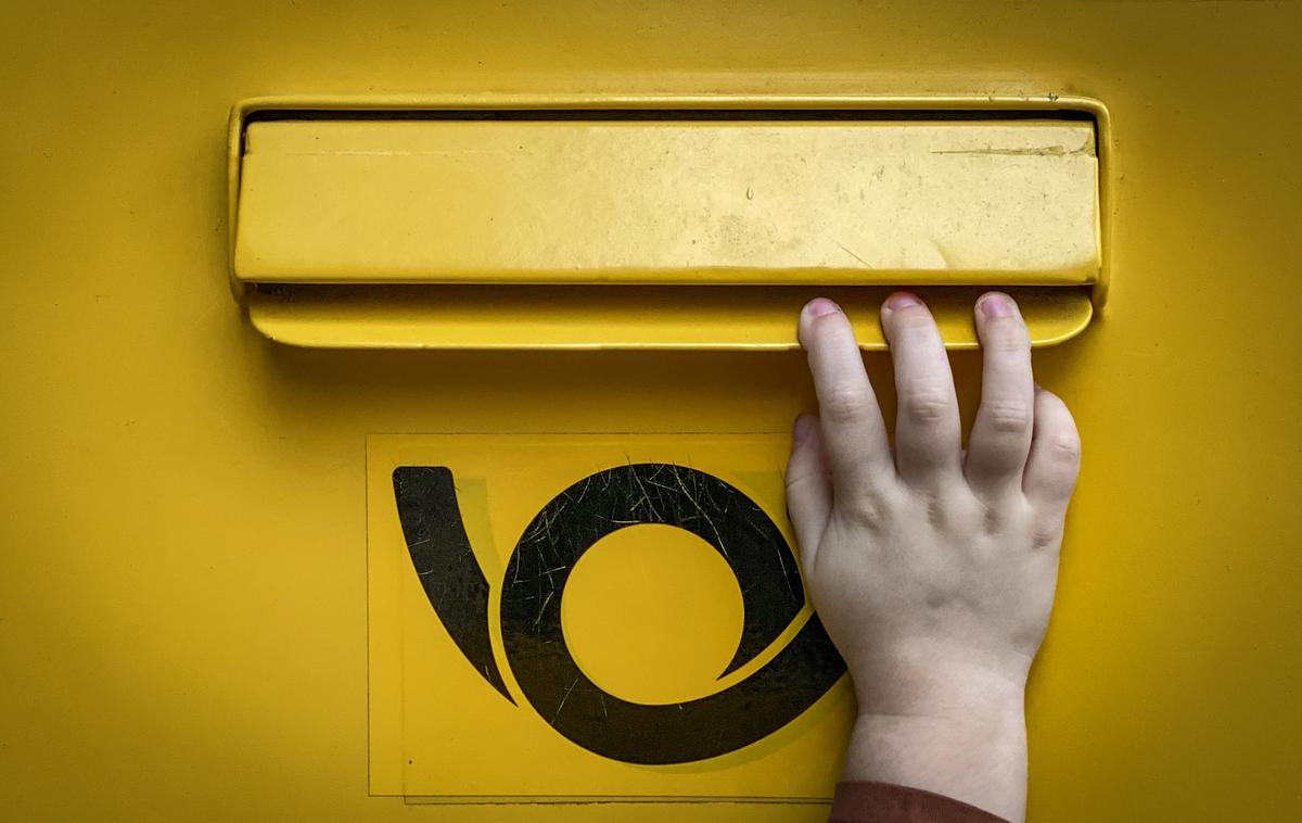 Tomaž Kokot, intervju, Pošta Slovenije | Lansko leto je prineslo nove splošne pogoje kakovosti izvajanja univerzalne poštne storitve, ki med drugim predvideva ločevanje na prednostne in neprednostne pošiljke. | Foto Ana Kovač