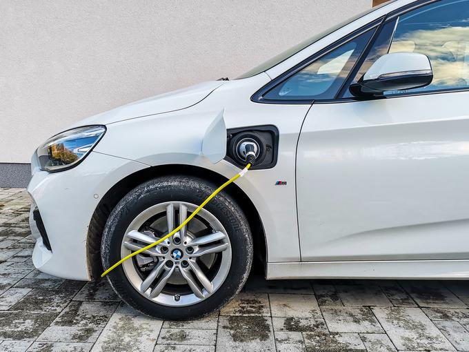 Delež novih avtomobilov s priključnim kablom je bil lani v Sloveniji le 0,9-odstoten, toda vse več modelov na trgu obljublja tudi rast tega deleža. | Foto: Gašper Pirman