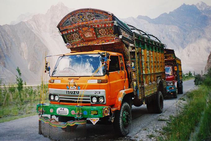 Taki tovornjaki so zaščitni znak ceste med Pakistanom in Kitajsko. Vozniki se potrudijo in jih okrasijo do te mere, da jim okraski otežijo manevriranje na ozkih gorskih cestah.  | Foto: Thomas Hilmes/Wikimedia Commons
