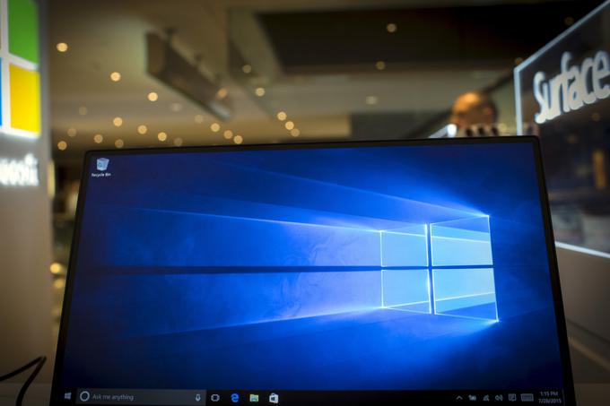 Windows 10, ki vključuje protivirusni program Windows 10, je trenutno dominantni operacijski sistem za osebne računalnike. Po nekaterih meritvah ga uporablja skoraj 60 odstotkov vseh uporabnikov Windowsov in več kot 40 odstotkov vseh lastnikov osebnih računalnikov. | Foto: Reuters
