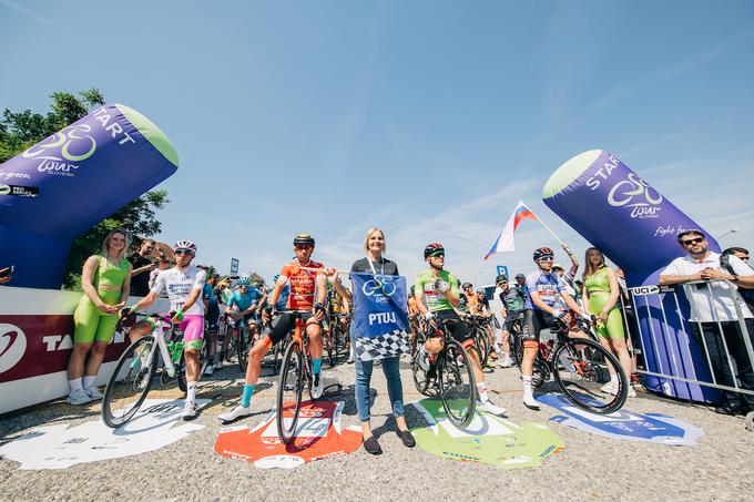 Startni položaji v 2. etapi najpomembnejše slovenske kolesarske preizkušnje. Jožetovo zastavo lahko vidite v ozadju, za Tadejem Pogačarjem v modri majici.  | Foto: Vid Ponikvar