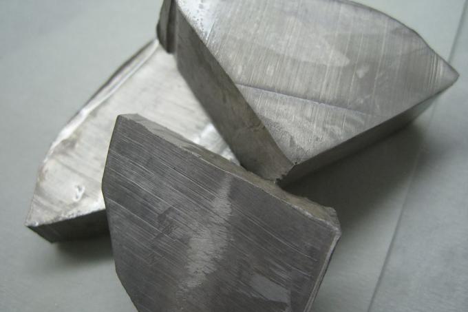 Natrij v čisti obliki je zelo reaktivna kovina in tako mehak, da ga lahko režemo z nožem.  | Foto: Thomas Hilmes/Wikimedia Commons