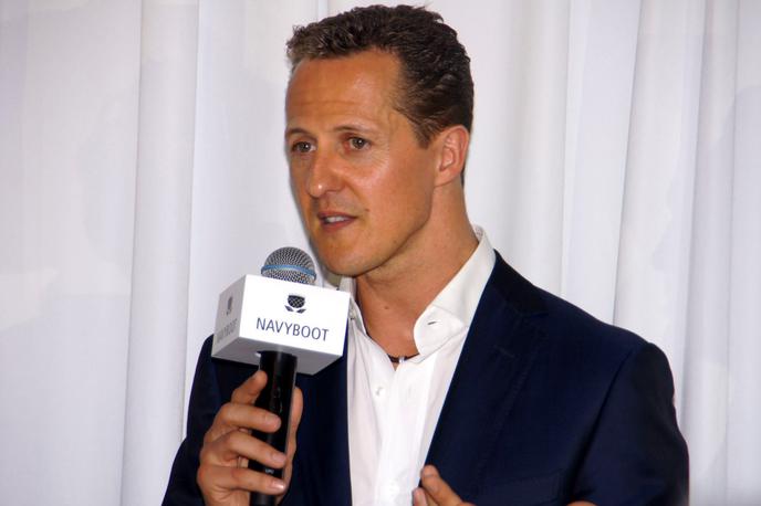 Michael Schumacher | Na naslovnici revije Die Aktuelle je bila ta teden Schumacherjeva fotografija, ob njej pa naslov: "Michael Schumacher: Prvi intervju!" Manjši podnaslov spodaj pa se je glasil: "Sliši se varljivo resnično." V članku postane jasno, da je tabloid pisal o lažnem intervjuju, ki ga je ustvarila spletna stran s pomočjo tehnologije umetne inteligence (AI). | Foto Reuters