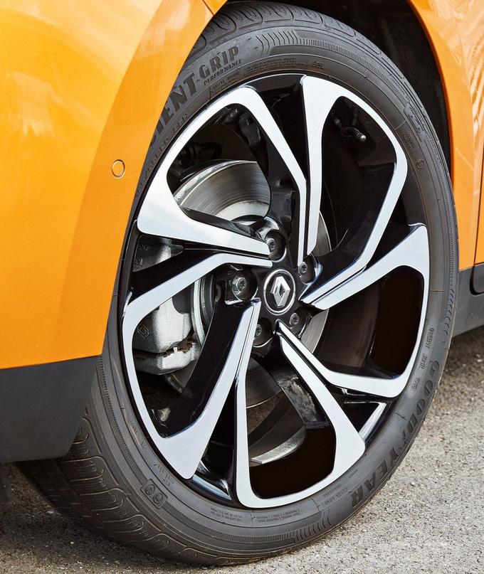 Izbira gum pri novem scenicu bo lahka. Na voljo je le ena dimenzija gum 195/55 R20, voznik lahko izbira le enega izmed treh gumarskih znamk Continental, Michelin ali Goodyear. | Foto: Renault
