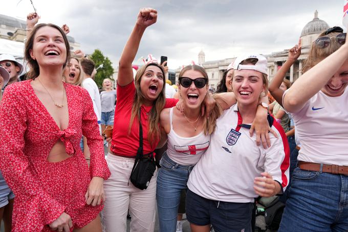 Ne le na Wembleyju, slavje se dogaja tudi na londonskih ulicah, kjer so finale spremljali na velikih ekranih. | Foto: Reuters