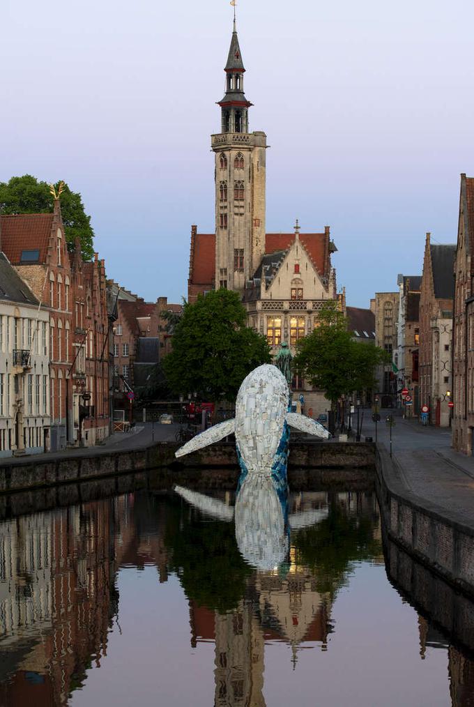 Skulptura kita iz plastičnih odpadkov iz Tihega in Atlantskega oceana, ki je del trienala v Bruggeu, je osupljiva prostorska intervencija, ki naslavlja problematiko plastičnih odpadkov v svetovnih morjih. | Foto: Cover Images