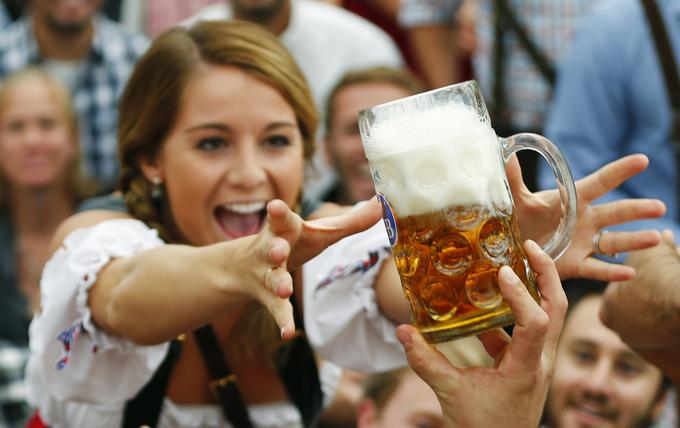 Oktoberfest privablja številne obiskovalce - ne samo iz Nemčija, ampak z vsega sveta. | Foto: Reuters
