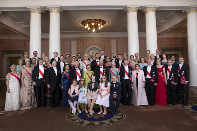 Številni evropski kraljevski, vojvodski in knežji modrokrvneži so se 9. maja letos v Oslu zbrali v počastitev norveškega kralja Haralda V. in norveške kraljice Sonje, ki sta letos praznovala 80. rojstni dan. Med zbranimi sta tudi "slovenska" princesa Tatiana (v tretji vrsti zgoraj skrajno levo) in princ Nikolaos.  | Foto: Getty Images