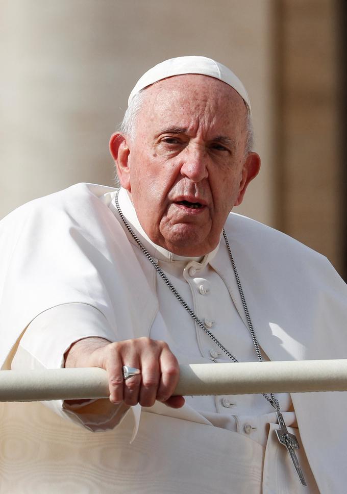 O uporabi družbenih omrežij in interneta je papež dejal, da bi jih morali uporabljati, vendar je svetoval, naj ljudje s tem ne izgubljajo preveč časa.  | Foto: Reuters