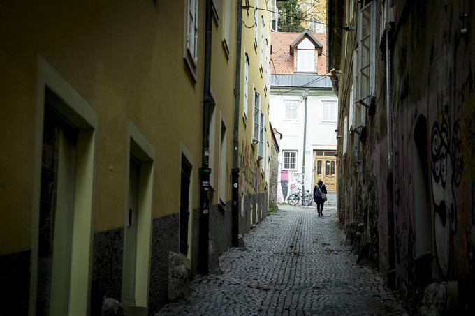 Reber, ozka in strma pot se odpira v sicer sklenjeni stavbni črti med hišama na Starem trgu 17 in 19. | Foto: Ana Kovač