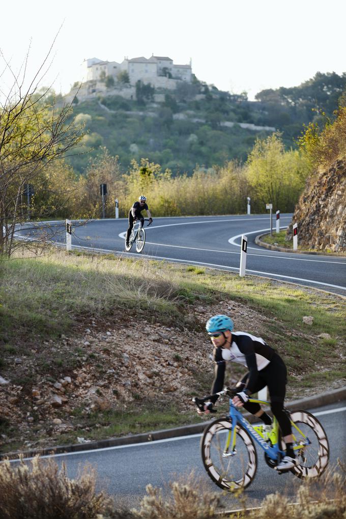 Razgibane ceste v zaledju naše Obale nudijo odlične pogoje za kolesarski trening. | Foto: 