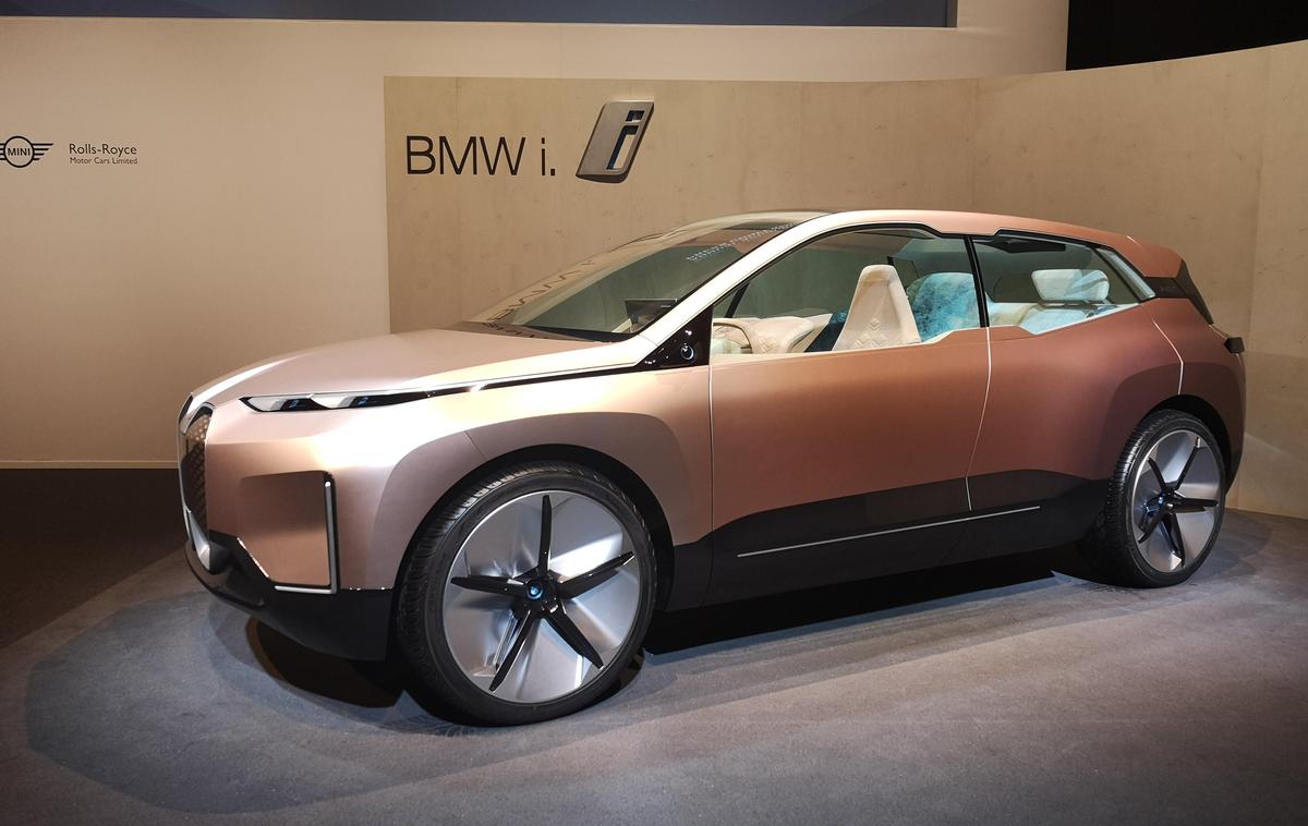 BMW | Skupina BMW Group je lani prodala rekordnih 2,49 milijona novih avtomobilov in z njimi zaslužila 7,2 milijarde evrov. Koncept BMW iNext napoveduje povsem nove elektrificirane in avtonomne avtomobilske čase, ki pa zahtevajo veliko razvojnega denarja, tako da se bodo dobički zmanjšali že letos. | Foto Gregor Pavšič