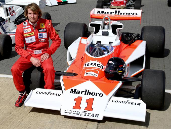 Originalni mclaren, s katerim je James Hunt leta 1976 postal svetovni prvak formule ena. Ob dirkalniku njegov sin Freddie, ki je tudi sam dirkač. Želi se prebiti na 24-urno dirko v Le Mansu, sodeluje pa tudi pri organizaciji in promociji električne različice formule ena.  | Foto: Newspress