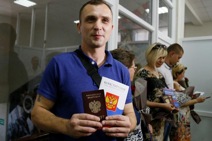 Ukrajina | Ruski potni list je danes prejelo okoli 60 ljudi z vzhoda Ukrajine. | Foto Reuters