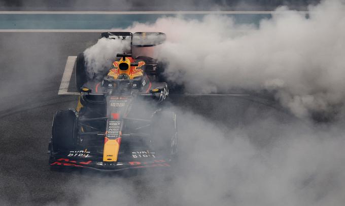 Za konec sezone še kurjenje gum svetovnega prvaka Maxa Verstappna | Foto: Reuters
