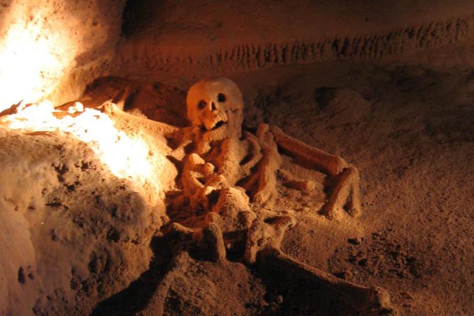 To je naravna jama v srednjeameriški državi Belize, katere tla so prekrita z mivko, iz katere štrlijo človeške kosti. Kosti, ki so pred stoletji pripadale naraščaju indijanskega ljudstva Majev. Zgodovinarji verjamejo, da so Maji otroke v tej jami žrtvovali svojim božanstvom. Turistom je vstop v jamo od leta 2012, ko je nekomu iz rok padel fotoaparat in poškodoval več kot tisoč let staro lobanjo, prepovedan. | Foto: 