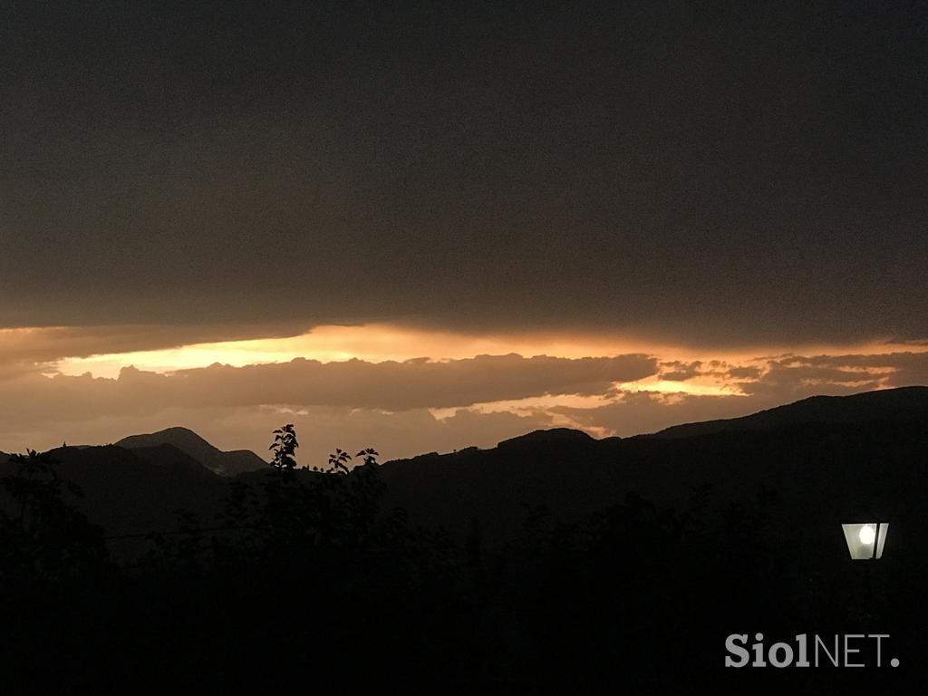 Pogled s Prihove proti Pohorju in v smeri sončnega zahoda po strašnem neurju. Foto: Zvone Podvinski