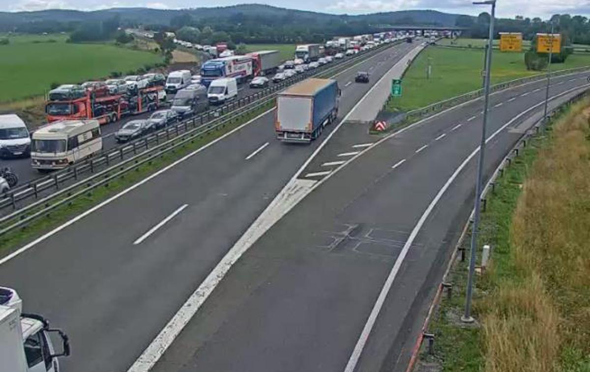 Zastoj | Na primorski avtocesti v smeri Ljubljane nastajajo zastoji.  | Foto promet.si