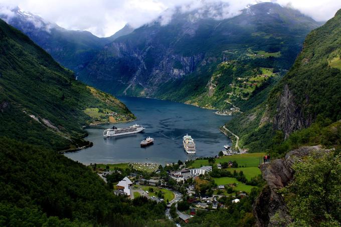 Geiranger je eno najbolj prometnih pristanišč na Norveškem. Na vrhuncu turistične sezone med majem in septembrom ga obišče tudi do dvesto križark z več tisoč potniki. V zadnjem letu in pol je križarjenje sicer precej omejila epidemija covid-19. | Foto: Pixabay