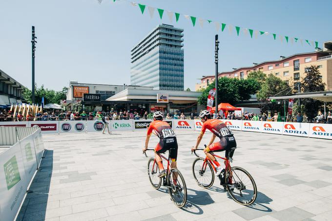 Nova Gorica je navdušeno pozdravila kolesarsko karavano. | Foto: Vid Ponikvar