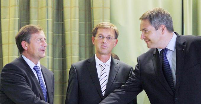 V vladajoči koaliciji (na sliki predsedniki strank Dejan Židan, Miro Cerar in Karl Erjavec) naj bi se pojavljali pomisleki glede prodaje NLB. | Foto: STA ,