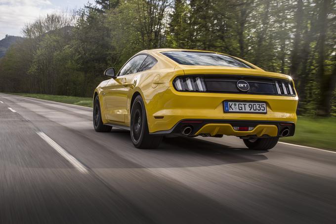 Mustang je na Kitajsko, največji avtomobilski trg na svetu, prvič zapeljal leta 2015 in se hitro prebil na vrh lestvice najbolj prodajanih športnih avtomobilov. | Foto: Ford