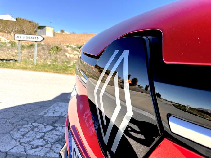 Znanilec sprememb je tudi nova zasnova Renaultovega logotipa na sprednjem delu avtomobila. | Foto: Gregor Pavšič