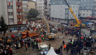Istanbul: Število žrtev zrušenja bloka naraslo na 21