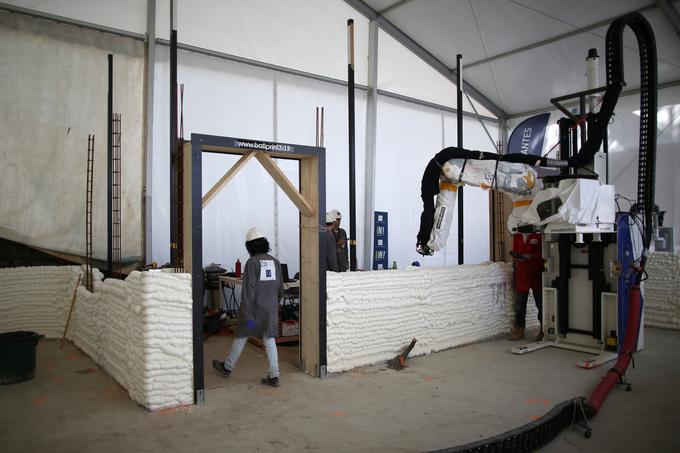 Proces nastajanja 3D-natisnjene hiše neprofitnega naselja, pri razvoju katere so sodelovali raziskovalci z Univerze Nantes v Franciji. | Foto: Reuters