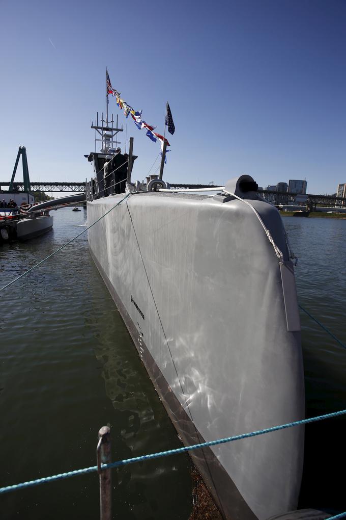 Avtonomno ladjo "Sea Hunter" oz. Morski lovec so krstili v Portlandu v Oregonu. To robotsko plovilo je eksperimentalni preizkus bojne ladje, ki naj bi bilo sama zmožna izslediti in uničiti sovražne podmornice. V ZDA ne skrivajo dejstva, da je razvoj avtonomne bojne ladje tudi odgovor na ruske in kitajske naložbe v projekte vojne mornarice.  | Foto: Reuters