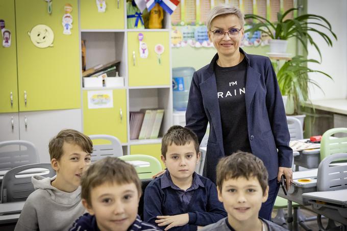 Učiteljica angleščine Natalija Krivenko z učenci tretjega razreda | Foto: Ana Kovač