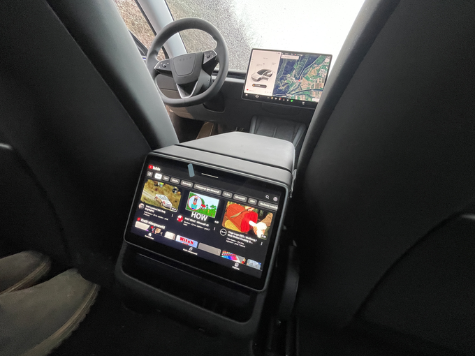 Za potnike zadaj zelo uporabna novost je zaslon s pretočnimi video vsebinami, ki delujejo tudi med vožnjo.  | Foto: Gregor Pavšič